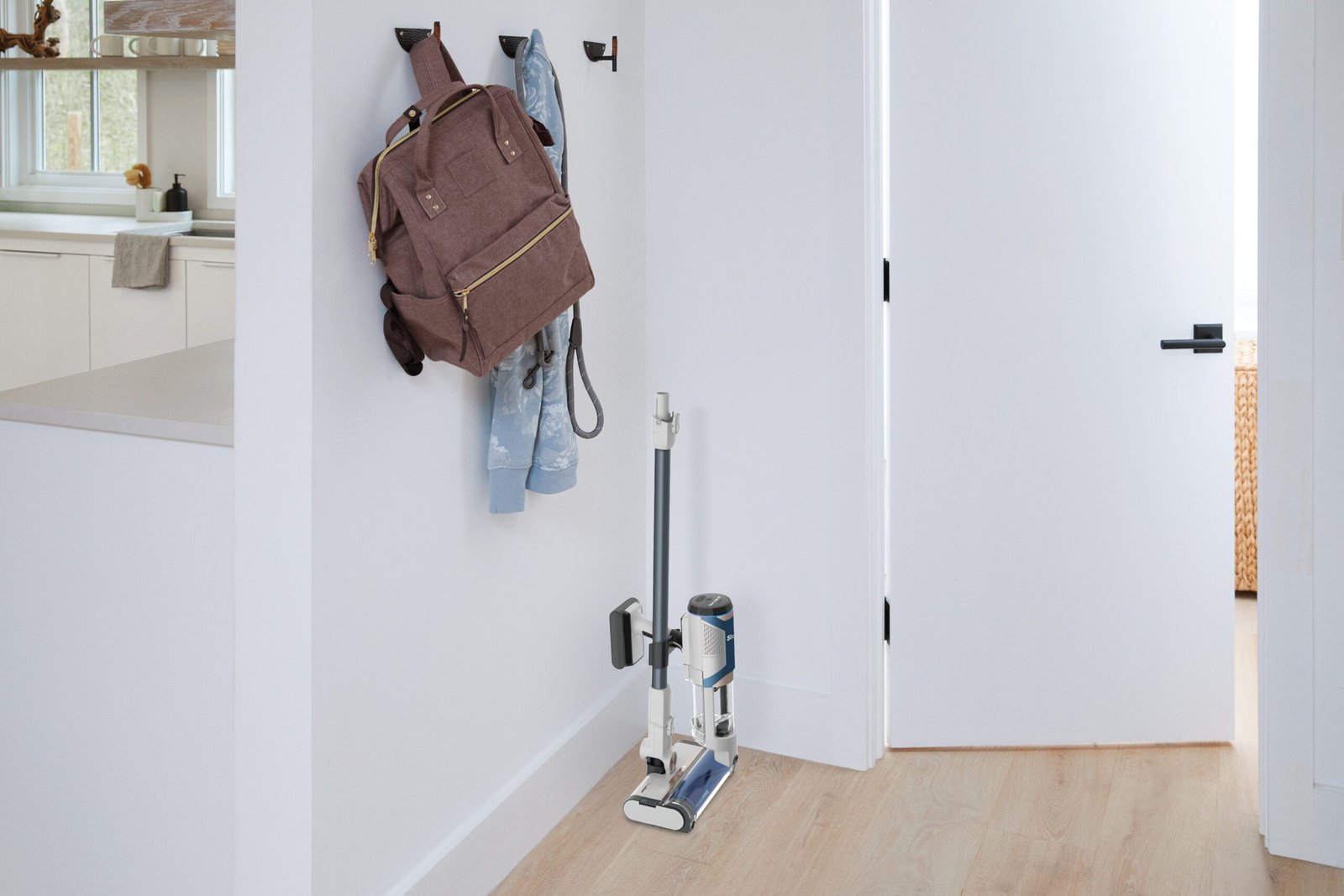Shark-BU1120EU-DE-InUse-Storage-Hallway-RGB-Bunga