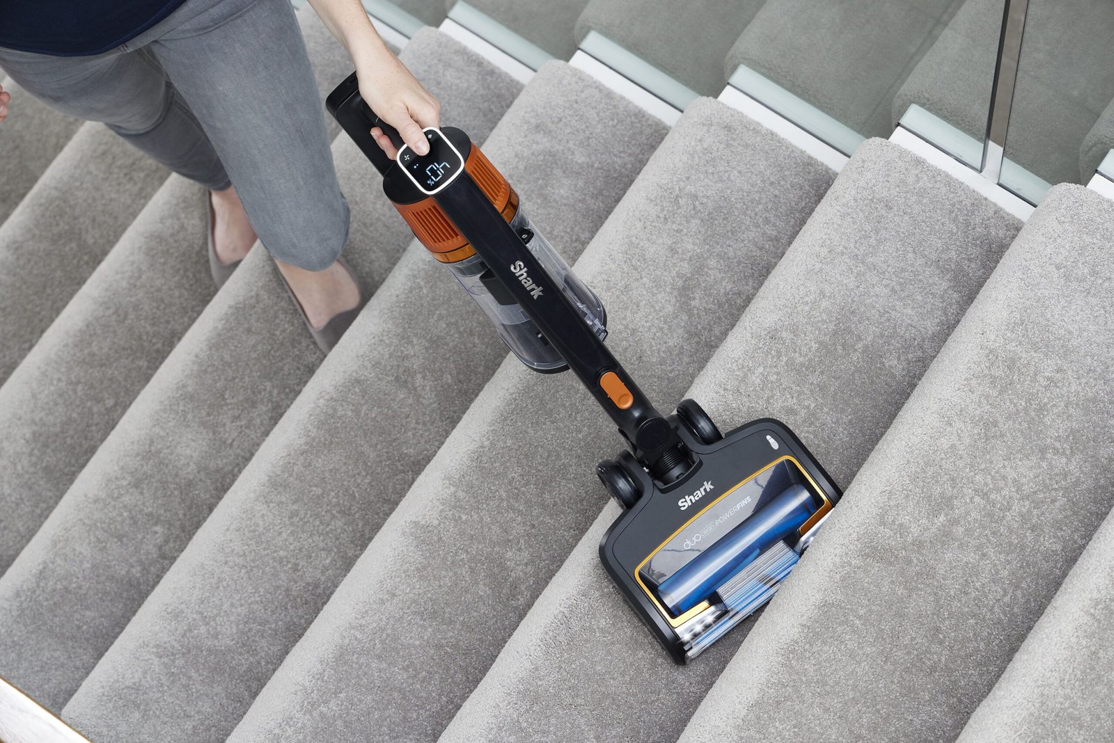 Shark-IZ300UK-ORANGE-staircase-femalemodel-floorhead-closeup