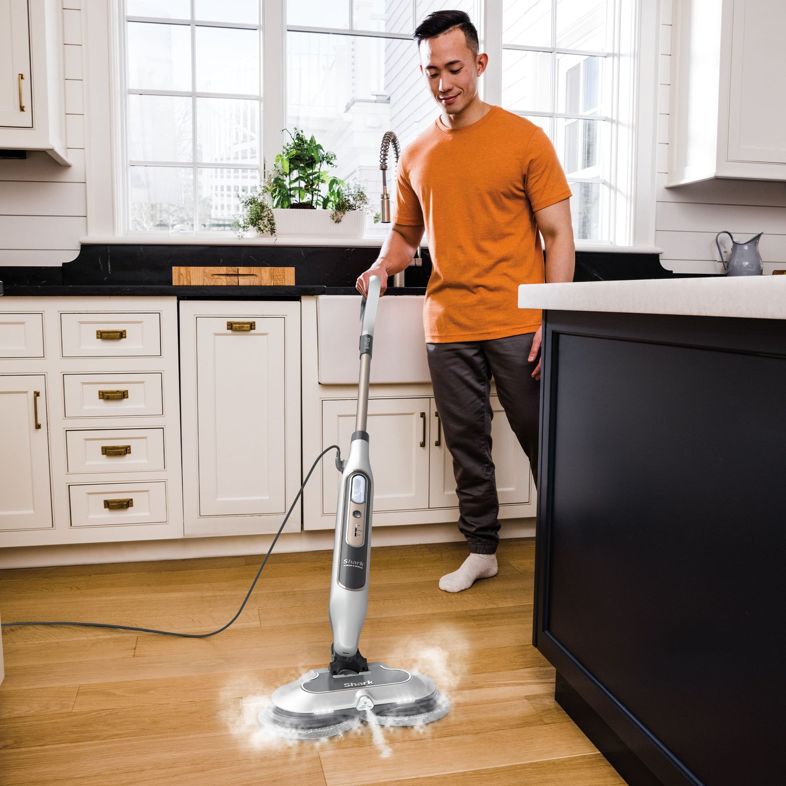 Shark-R-S8201-InUse-Kitchen-SwivelSteering-Man
